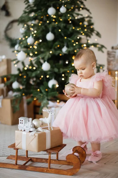 Criança Muito Caucasiana Vestindo Vestido Rosa Bonito Segurando Bola Natal — Fotografia de Stock