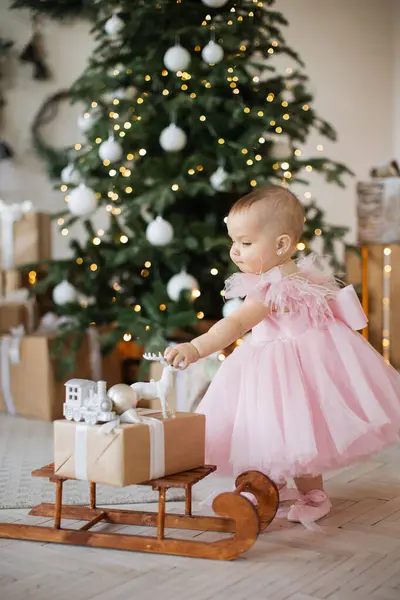 Criança Muito Caucasiana Vestindo Vestido Rosa Bonito Segurando Bola Natal — Fotografia de Stock