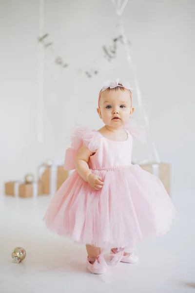 Игривая Маленькая Девочка Прекрасном Вечернем Платье Стоящая Одна Студии Украшенная — стоковое фото