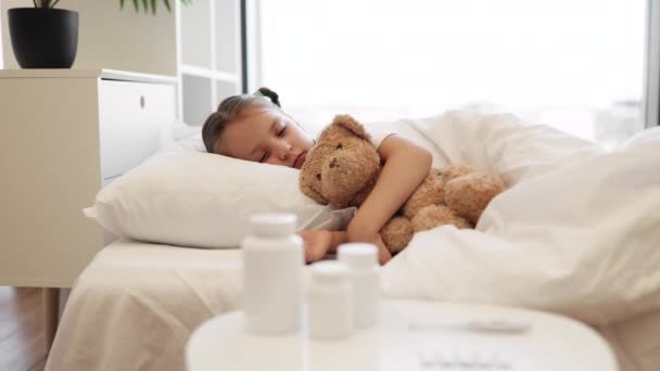 Cute Kaukaska Dziewczyna Śpi Słodki Białe Miękkie Poduszki Pod Kocem — Wideo stockowe