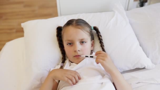 Retrato Criança Caucasiana Exausta Com Duas Tranças Mão Testa Enquanto — Vídeo de Stock