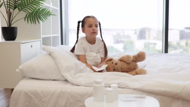 Kaukázusi Beteg Lány Két Fonattal Fehér Szövetet Használ Orrfolyáshoz Miközben — Stock videók