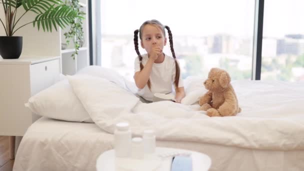 Rozkošné Bělošské Dítě Sedí Posteli Medvídkem Pije Horký Čaj Krásné — Stock video