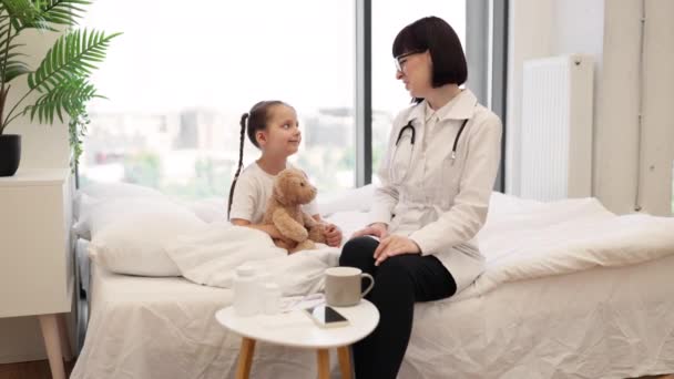 Piękny Biały Pediatra Urocza Dziewczynka Dająca Sobie Przybić Piątkę Siedząc — Wideo stockowe
