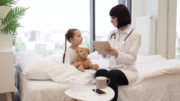 Kompetentna Pediatra Przepisująca Leki Nowoczesnej Tabletce Dla Chorego Dziecka Przestronnej — Wideo stockowe