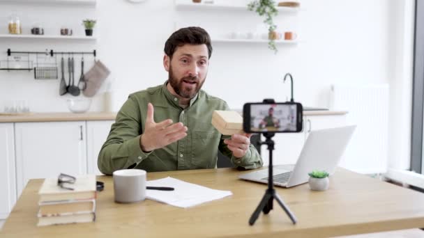Pozitif Içerik Üreticisi Ofisinde Oturuyor Canlı Yayın Sırasında Mobil Kamerada — Stok video
