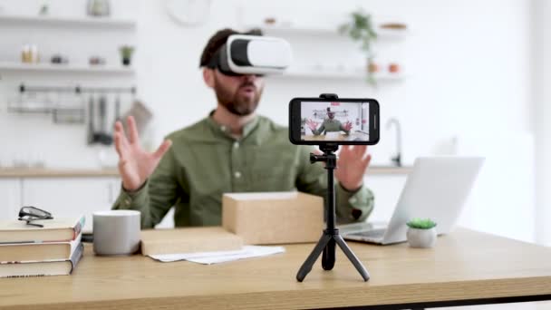 Modern Smartphone Inspelning Video Glad Manlig Bloggare Testa Nya Headset — Stockvideo