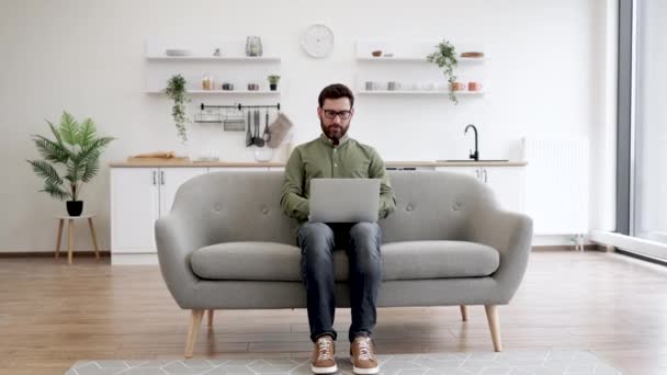 Blanke Man Mediteren Met Gesloten Ogen Tijdens Het Werken Aan — Stockvideo