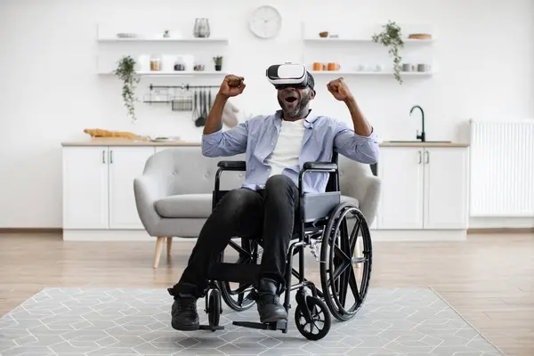 Verrukte Afrikaanse Man Rolstoel Met Headset Tijdens Een Verblijf Goed — Stockfoto