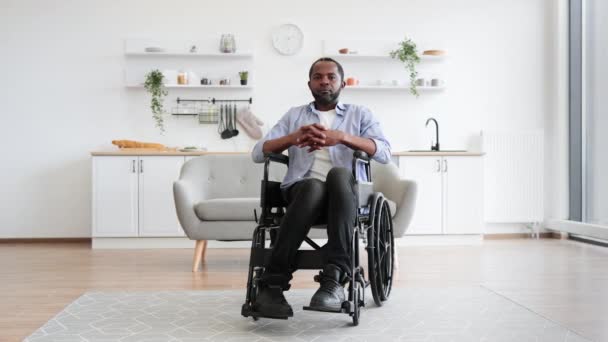 Retrato Comprimento Total Usuário Cadeira Rodas Afro Americano Sorrindo Para — Vídeo de Stock