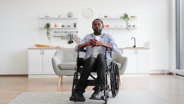 Fuld Længde Portræt Afrikansk Amerikansk Kørestolsbruger Smiler Til Kameraet Mens – Stock-video