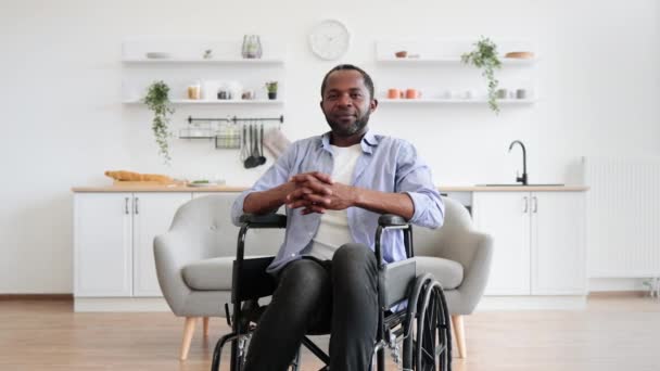 Porträt Eines Afrikanisch Amerikanischen Rollstuhlfahrers Der Die Kamera Lächelt Während — Stockvideo