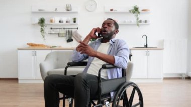 İç mekanda dinlenirken, hareket kabiliyetinde bozukluk olan Afrikalı bir erkeğin telefon konuşmasına yakından bakın. Akşam yemeğinden sonra dışarıda arkadaşlarıyla tartışan kendinden emin bir insan..