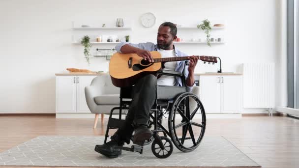 Χαρούμενο Χαμογελαστό Αφρικανικό Άτομο Αναπηρία Κρατώντας Έγχορδο Όργανο Στο Ευρύχωρο — Αρχείο Βίντεο