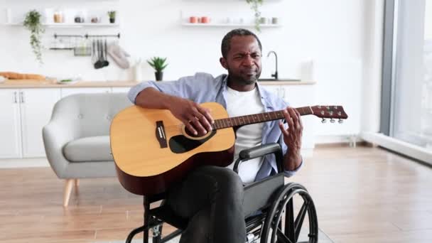 Bonito Adulto Barbudo Cadeira Rodas Posando Com Guitarra Seis Cordas — Vídeo de Stock