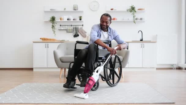 Geniş Bir Dairede Tekerlekli Sandalye Kullanırken Kot Pantolonlu Rahat Bir — Stok video