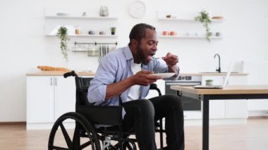 Salata, yemek odasında özürlü bir Afrikalı tarafından dizüstü bilgisayarın yanına yerleştirilmiş. Mesut işletme müdürü gün ortasında evden işe giderken sağlıklı yiyeceklerin tadını çıkarıyor..