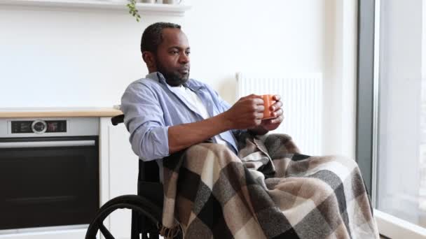 Крупним Планом Портрет Щасливої Африканської Людини Тримає Чашку Гарячої Кави — стокове відео