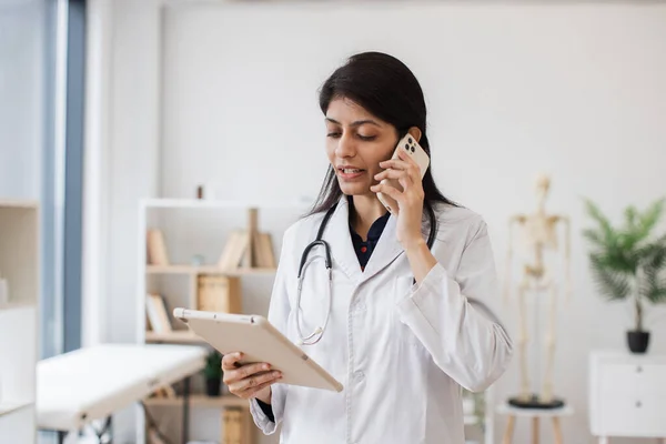 Pandangan Depan Dokter Wanita Berdiri Dan Berbicara Telepon Genggam Saat — Stok Foto