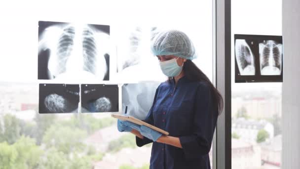 Πίσω Όψη Γυναίκας Χειρουργού Ειδικά Ρούχα Που Κοιτάζει Ασθενείς Ακτινογραφία — Αρχείο Βίντεο