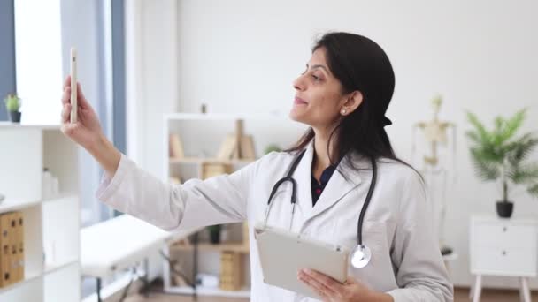Enfermeira Qualificada Tendo Consulta Line Com Paciente Doente Smartphones Modernos — Vídeo de Stock