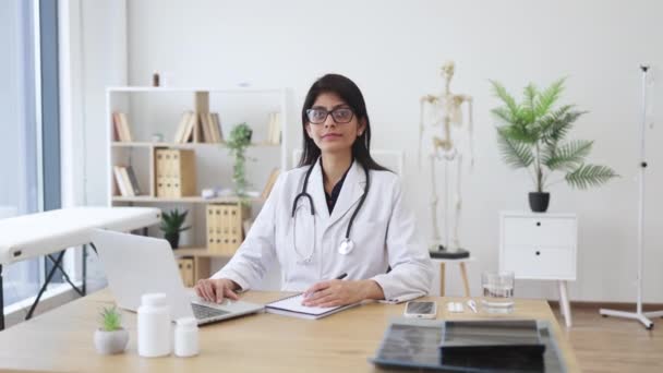 Ženský Praktický Lékař Lékařských Šatech Sedí Drží Ruku Notebooku Při — Stock video