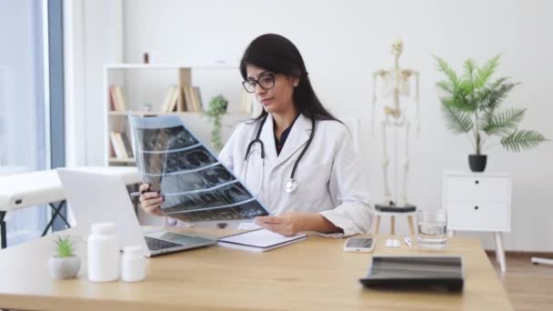 Mujer Hindú Seria Que Usa Bata Blanca Estetoscopio Estudiando Tomografías — Vídeos de Stock
