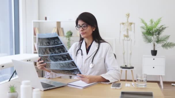 Mujer Hindú Seria Que Usa Bata Blanca Estetoscopio Estudiando Tomografías — Vídeos de Stock