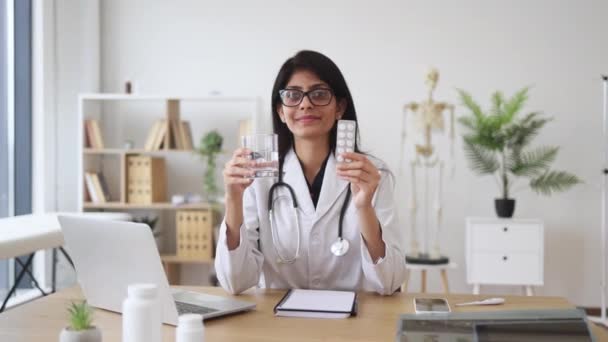 Vue Face Agréable Médecin Féminin Assis Table Avec Des Gadgets — Video