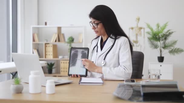 Widok Boku Atrakcyjnej Pielęgniarki Wskazującej Osobistą Tabletkę Prześwietleniem Płuc Rodzaj — Wideo stockowe