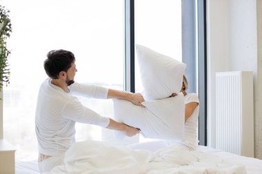 Kafkasyalı mutlu karı koca yataklarında yastık kavgası yapıyor, hafta sonları mutlu mesut vakit geçiriyor..