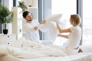 Kafkasyalı mutlu karı koca yataklarında yastık kavgası yapıyor, hafta sonları mutlu mesut vakit geçiriyor..