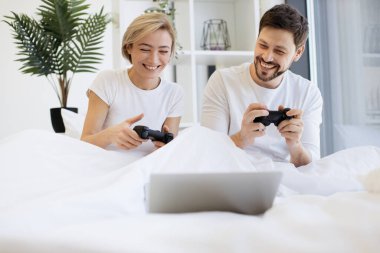 Neşeli şehvetli insanlar taşınabilir bilgisayara erişip hafta sonları birlikte video oyunları oynayarak geçiriyorlar..