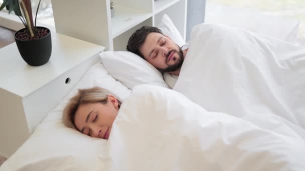 Улыбающийся Бородатый Муж Отдыхает Кровати Подушкой Головой Спящая Жена Отдыхает — стоковое видео