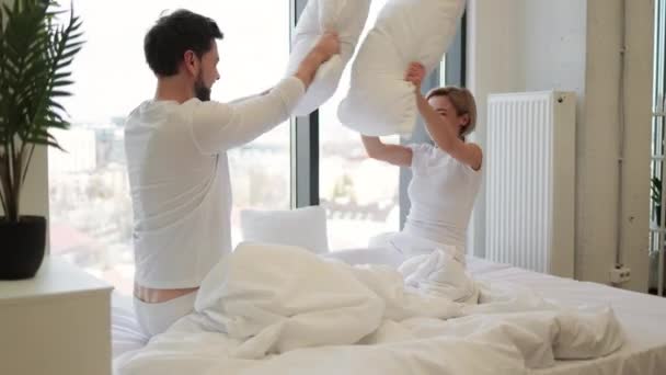 Kafkasyalı Mutlu Karı Koca Yataklarında Yastık Kavgası Yapıyor Hafta Sonları — Stok video