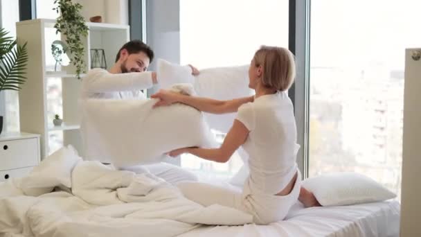 Vista Lateral Feliz Amor Caucasiano Marido Esposa Casal Tendo Travesseiro — Vídeo de Stock
