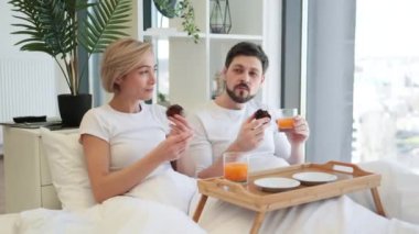 Çekici beyaz bir koca ve güzel bir eş. Gülümseyen bir eş. Sevgiyle dans ederken ellerinde içkiler ve atıştırmalıklar tutarken müzik dinliyorlar. Romantik ortaklar, stüdyo dairede yatakta vakit geçirmenin keyfini çıkarıyorlar..