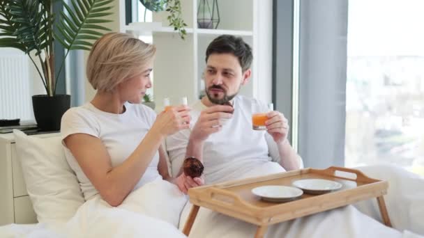 Vonzó Kaukázusi Férj Gyönyörű Feleség Mosolyognak Egymásra Szeretettel Miközben Italokat — Stock videók
