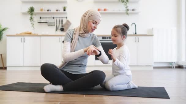 Mulher Muçulmana Com Filha Verificando Realizações Treino Esportes Assistir Enquanto — Vídeo de Stock