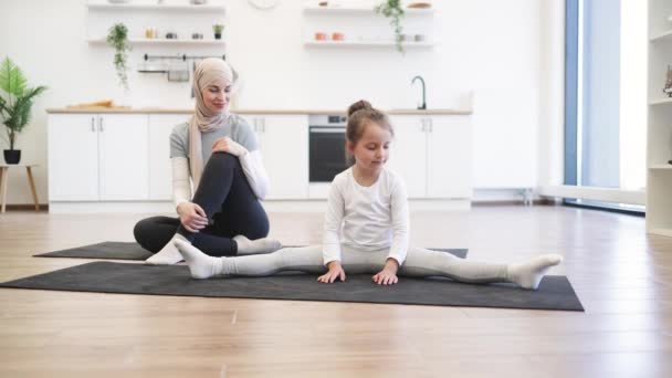 Schattig Kleuter Meisje Dat Yoga Beoefent Zittend Touw Traint Met — Stockvideo