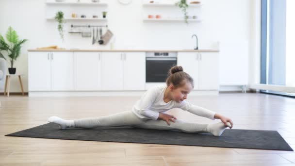 Fitness Kleine Vorschulkinder Yoga Halb Schildkröten Pose Küchenboden Hause Kopierraum — Stockvideo