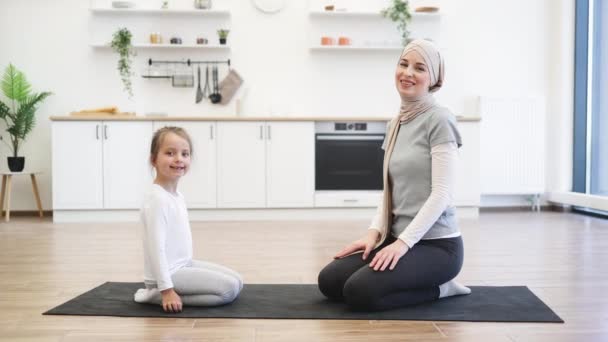 Rodzina Młoda Muzułmańska Matka Córeczka Zajmują Się Fitness Jogą Ćwiczeniami — Wideo stockowe