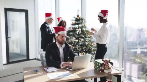 Attraktiver Kaukasischer Geschäftsmann Anzug Und Weihnachtsmütze Sitzt Schreibtisch Mit Laptop — Stockvideo