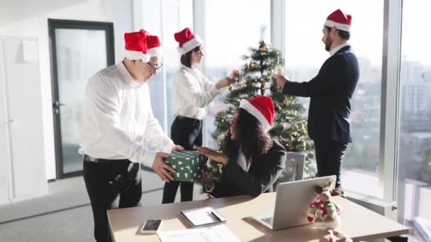 Diversos Colegas Sorrindo Trocando Presentes Natal Festa Corporativa Escritório Festivo — Vídeo de Stock