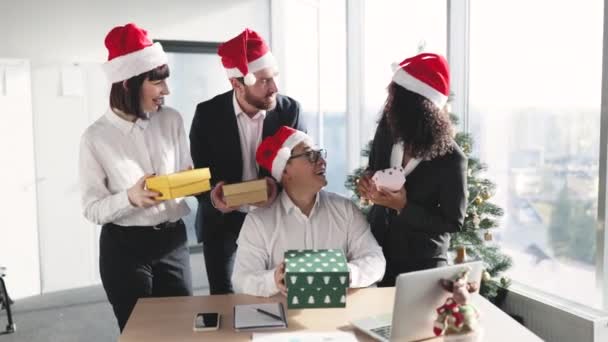 Echipa Multietnică Oameni Care Oferă Cadouri Timpul Festivității Crăciun Sărbătorind — Videoclip de stoc