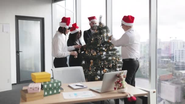 Multiethnische Gruppe Von Mitarbeitern Schmücken Weihnachtsbaum Setzen Festlichen Schmuck Startup — Stockvideo