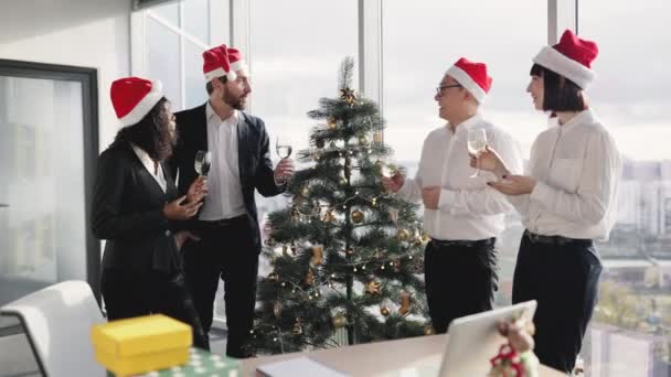 Uomini Affari Multietnici Santa Cappelli Clinking Champagne Con Colleghi Durante — Video Stock