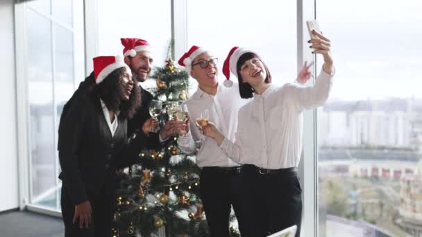 Successo Felice Multinazionale Divertenti Colleghi Affari Prendendo Selfie Insieme Celebrando — Video Stock