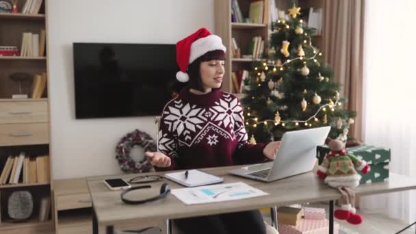Gelukkige Vrouwelijke Professional Santa Hoed Praten Met Klant Video Bellen — Stockvideo