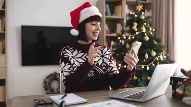 Sorridente Adulto Felice Cappello Babbo Natale Mostrando Gesto Bacio Aria — Video Stock